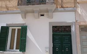 Traditional 2 Bedroom House With Yard Ssch1-1
